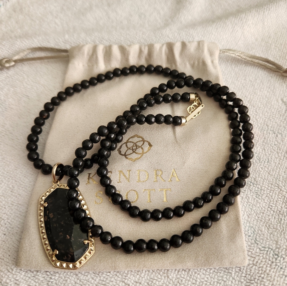 KENDRA SCOTT MARLOWE NECKLACE W/BLACK NATURAL STONES